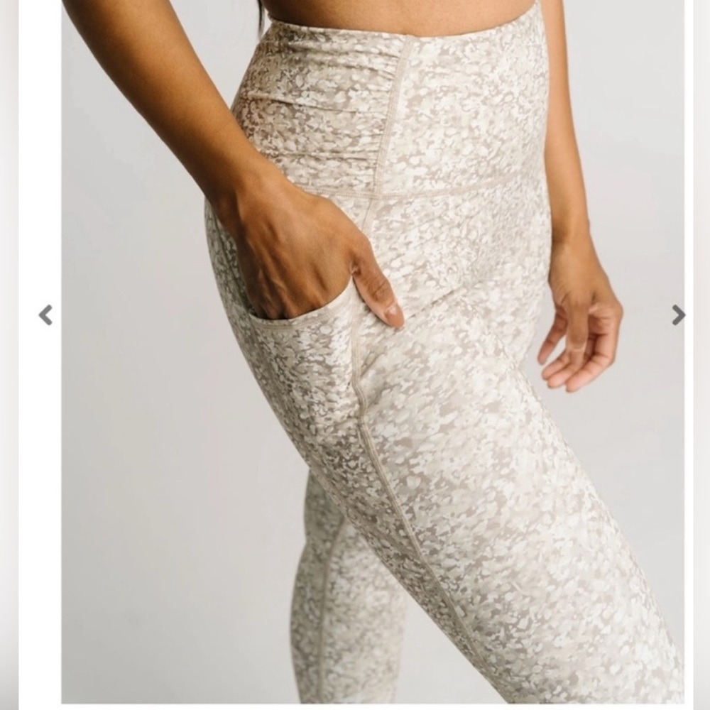 Zyia Bentonite Ruched Pocket Hi-rise 7/8 24" Leggings and Sports Bra 2 piece set - Picture 5 of 13